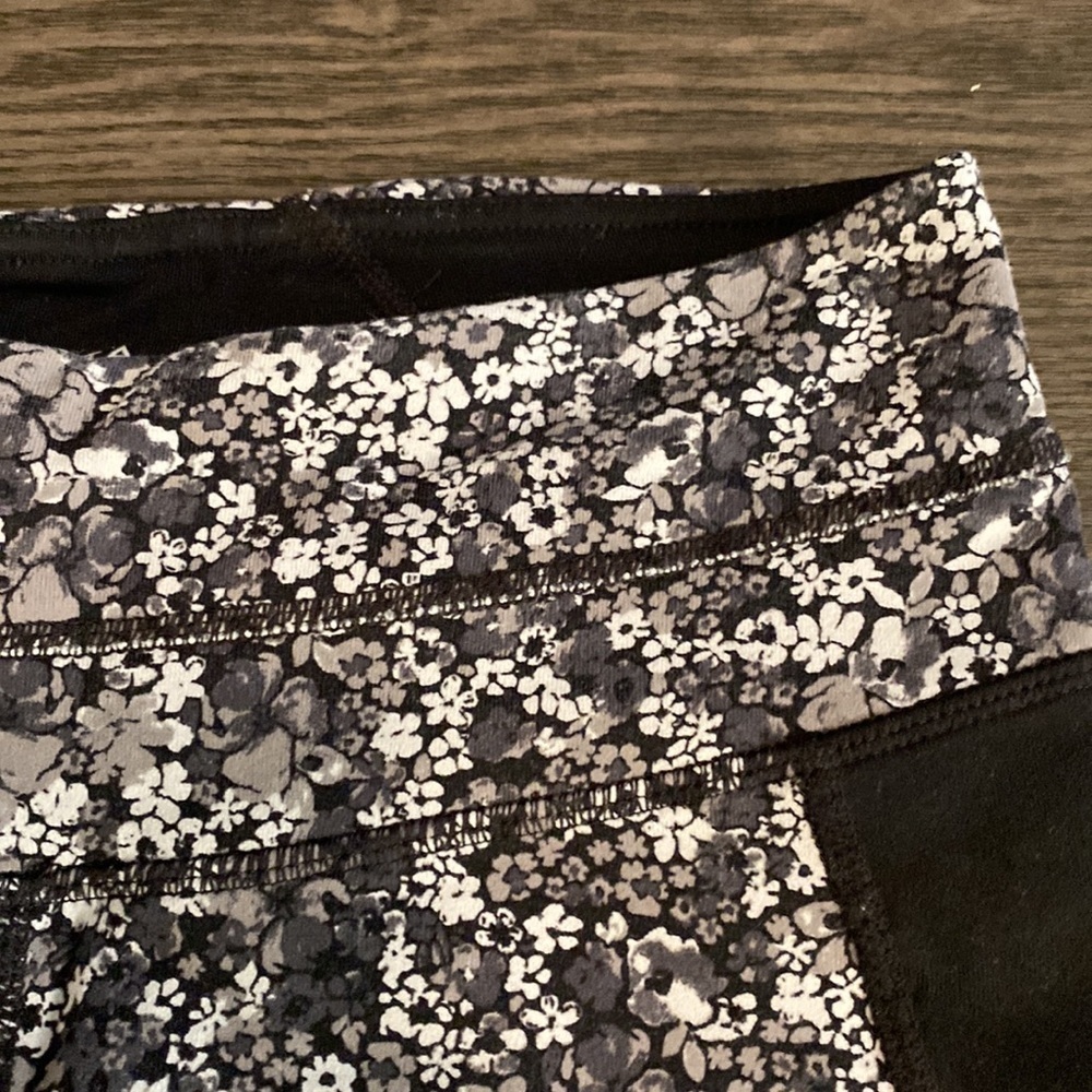 Athleta crop length leggings. Sz XS. Black, gray and white floral pattern - Picture 8 of 14